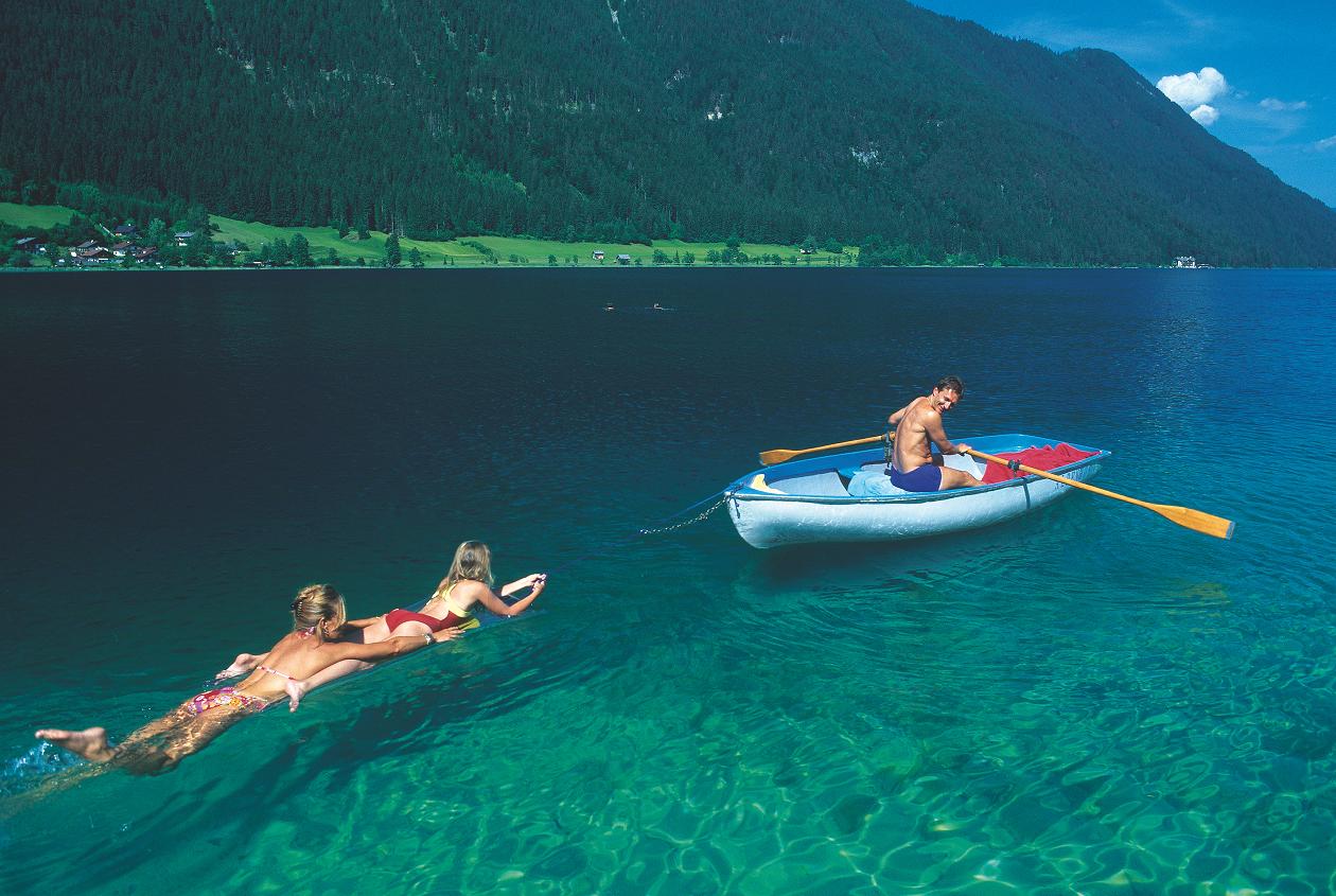 Туристы плыли по озеру. Озеро Флатхед. Лодка на прозрачной воде. Озеро с кристально чистой водой. Катание на лодке.